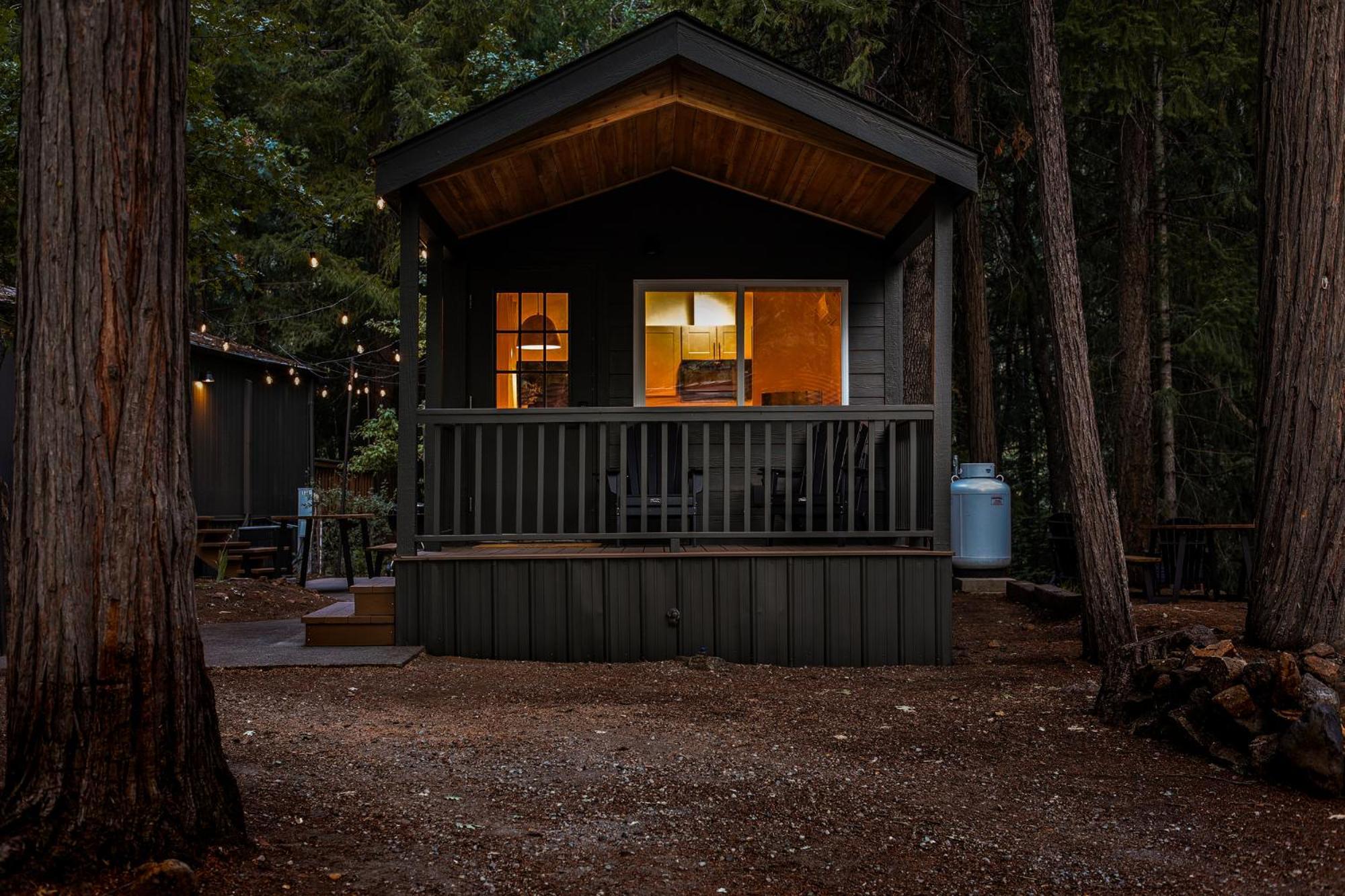 Cave Springs Resort Dunsmuir Exteriör bild